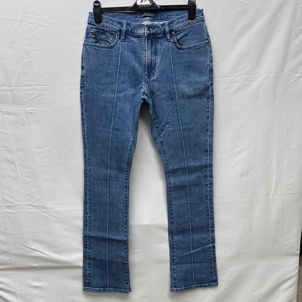 John Varvatos man’s Straight Leg Blue Jeans. (JV073)